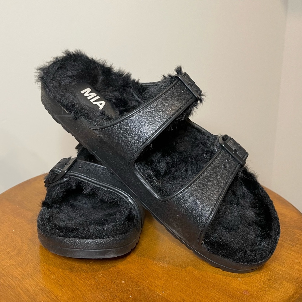 NWT MIA Sandals